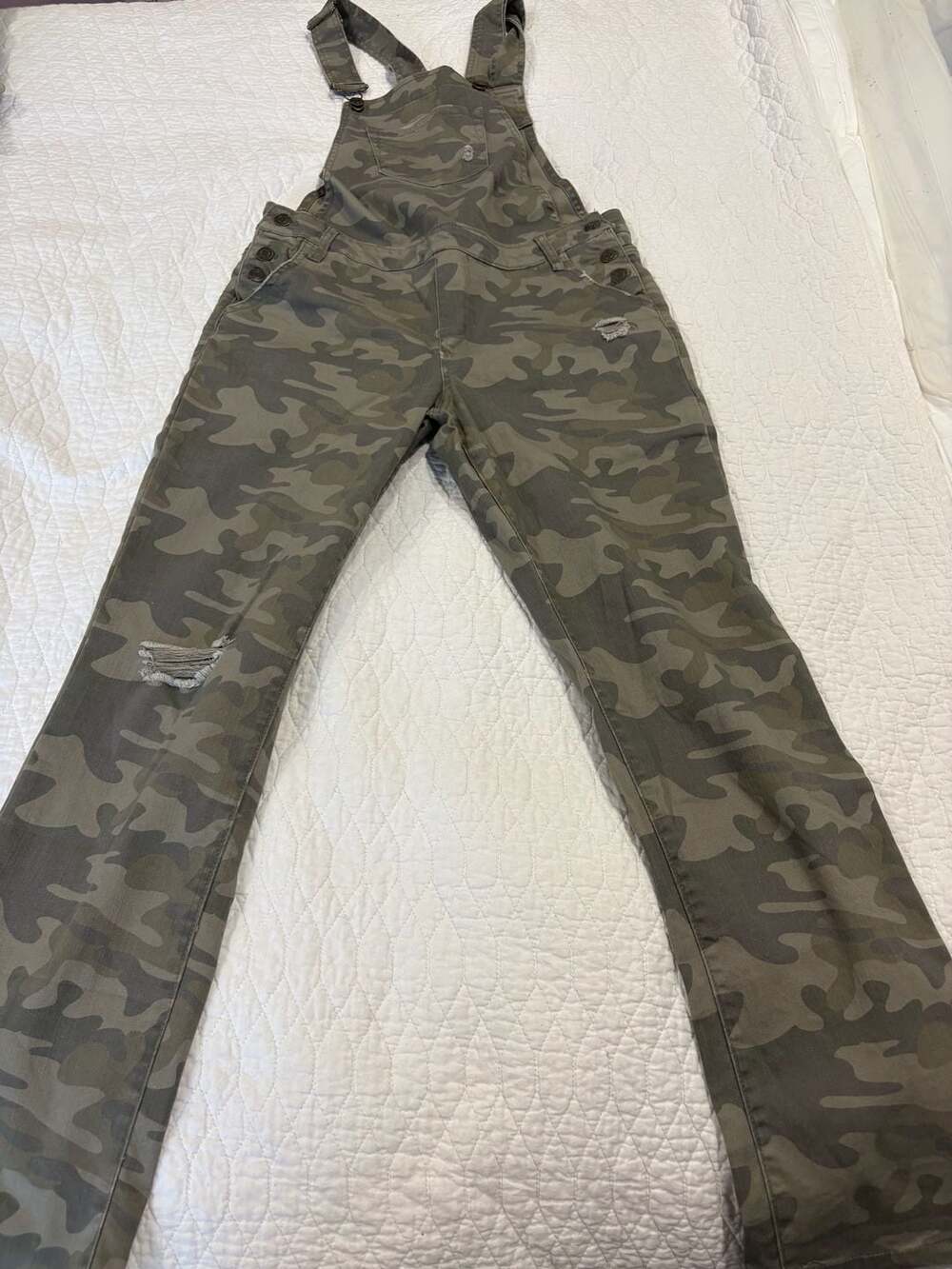 Vanilla Star Women’s Size 5 Camo Distressed Denim Overalls Green Camouflage
